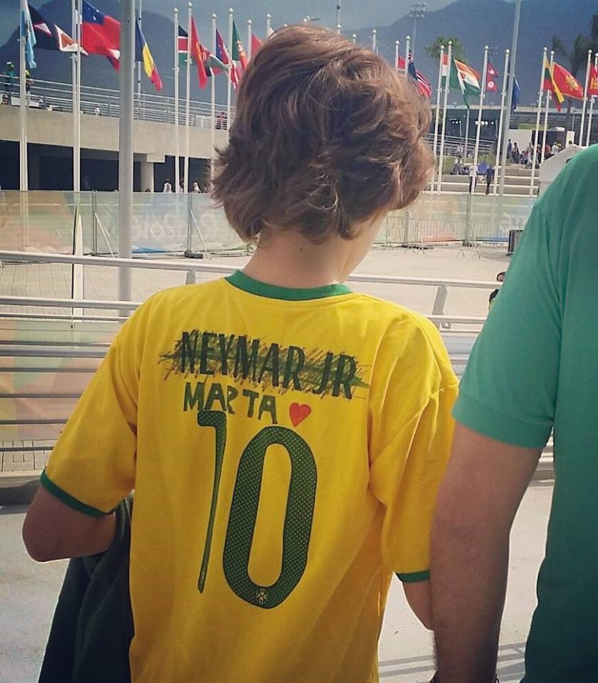 A imagem de um menino com a camisa 10 canarinho, o nome de Neymar riscado e o de Marta escrito à mão varreu a internet