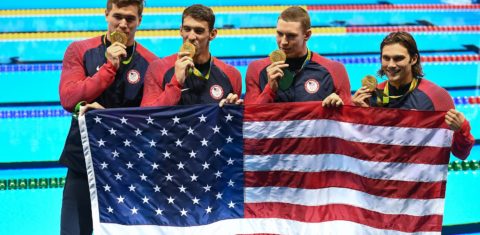 Nathan Adrian, Michael Phelps, Ryan Murphy e Cody Miller, recebem as medalhas de ouro do 4 x 100. O hino americano foi tocado 46 vezes na Rio 2016. Foto de Alexander Vilf/Sputnik