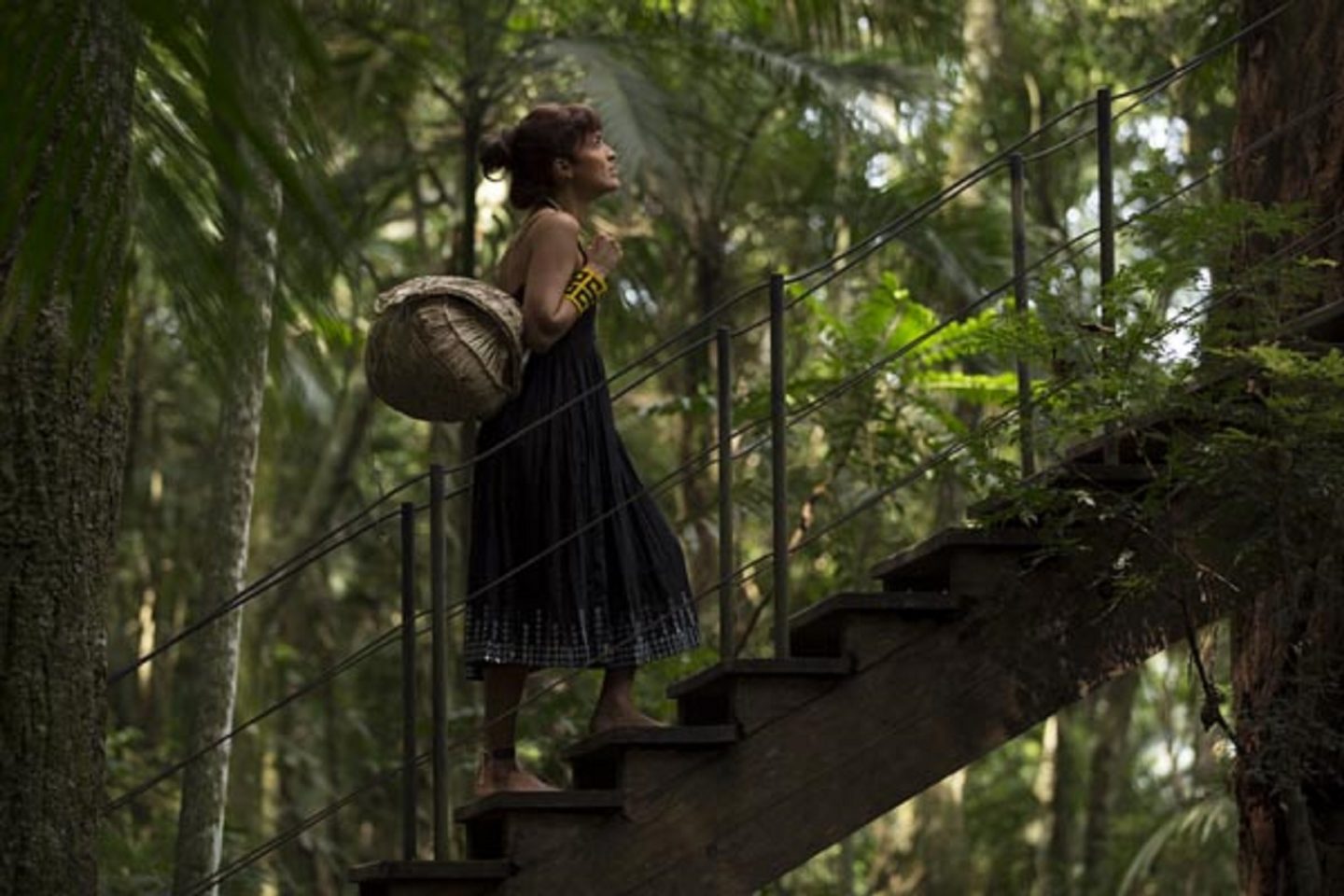 Amanda Santana, da Tucum, uma loja que reúne produtos de 26 etnias indígenas. Foto de Divulgação