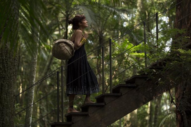 Amanda Santana, da Tucum, uma loja que reúne produtos de 26 etnias indígenas. Foto de Divulgação