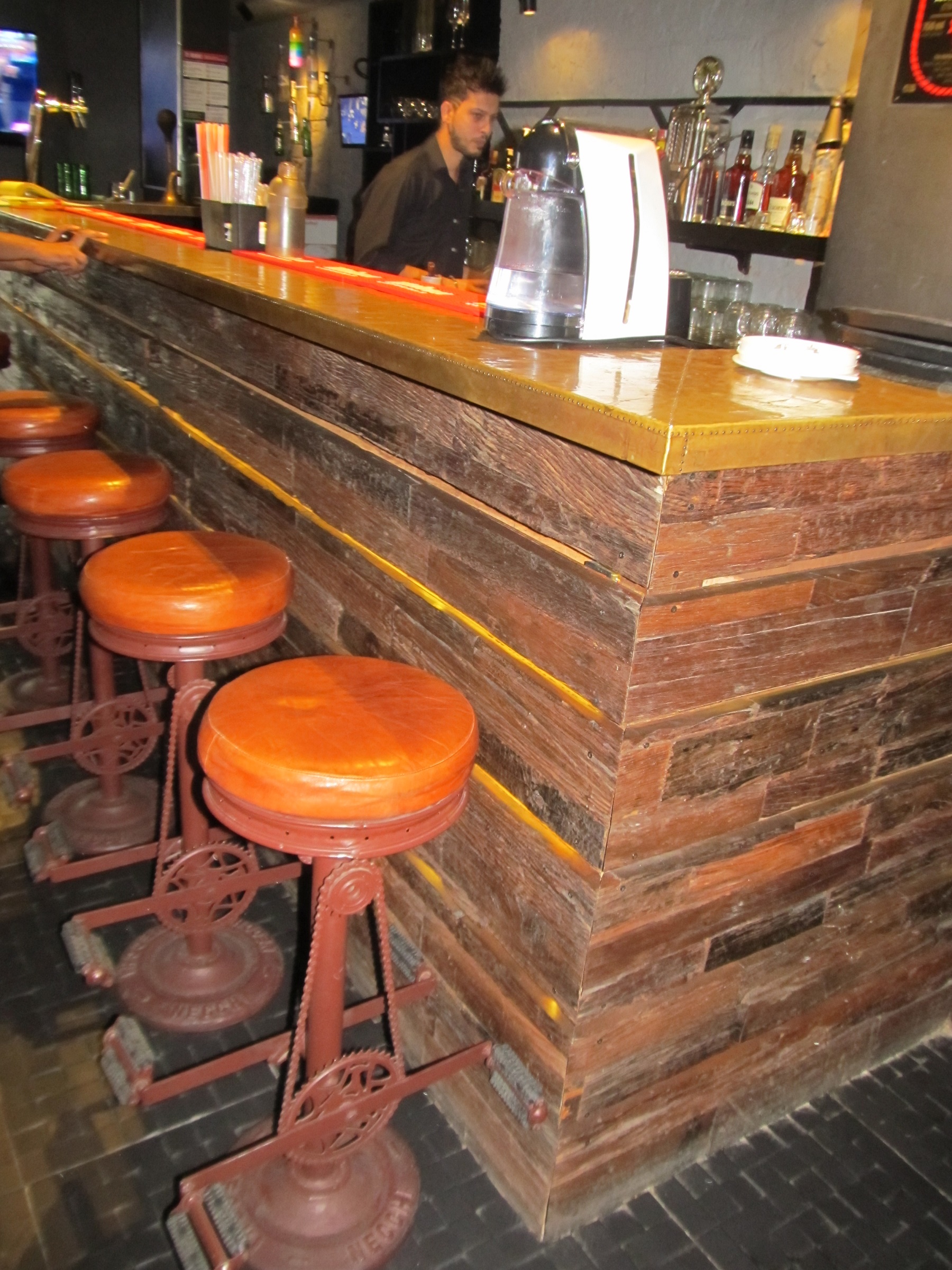 O balcão do Bar Jugaad é feito com dormentes de estradas de ferro. Foto de Florência Costa