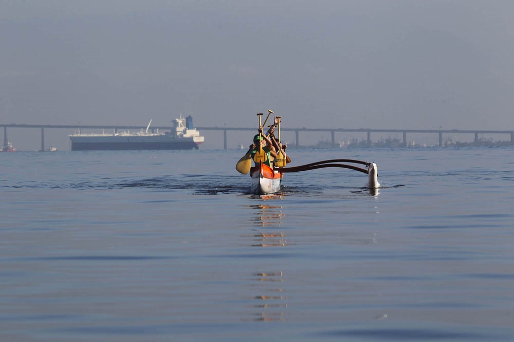 Canoa havaiana nas manhãs da Guanabara