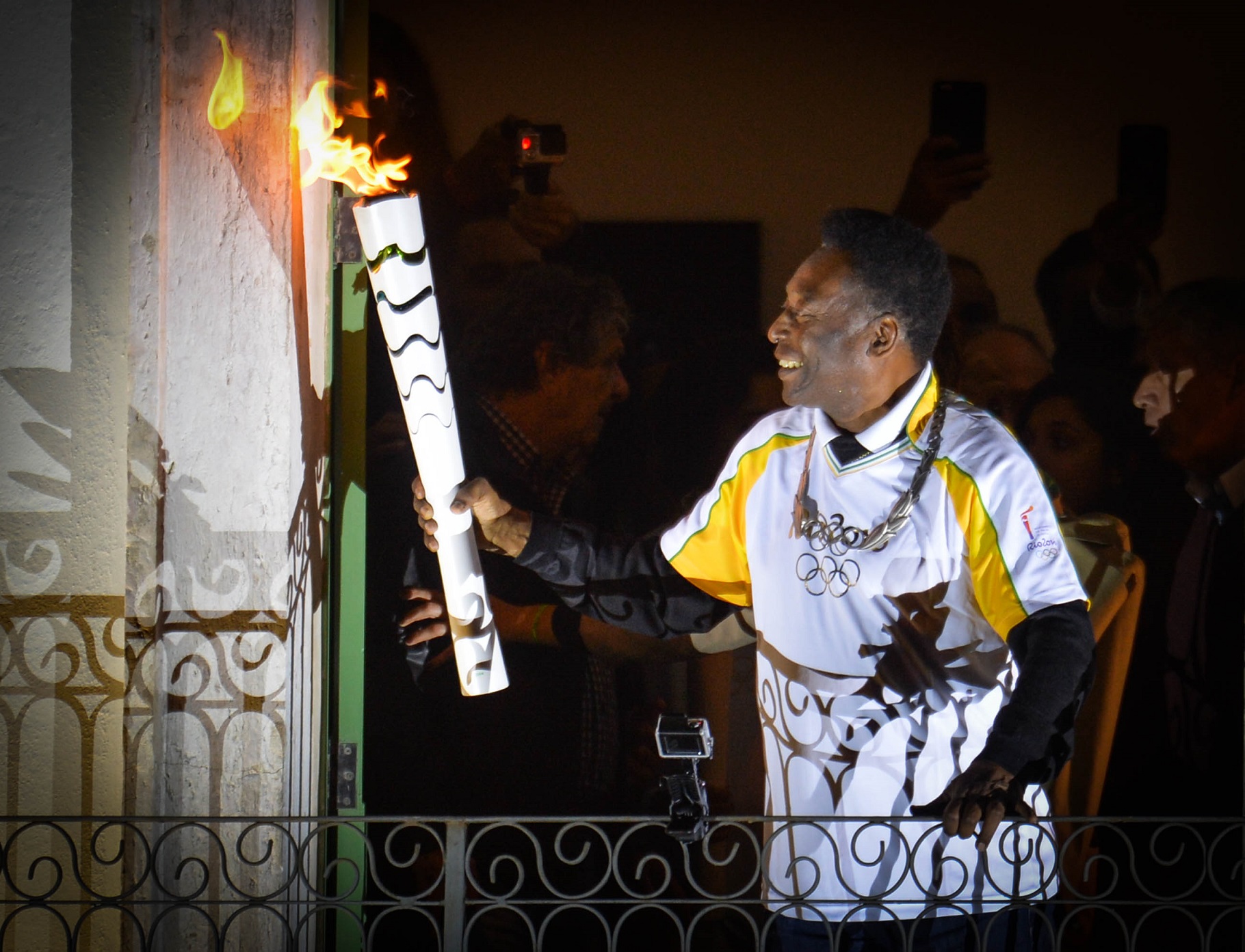 Pelé, na sacada do museu que leva o seu nome, em Santos, numa das raras aparições durante os eventos olímpicos. Foto de Guilherme Kastner/Brazil Photo Press
