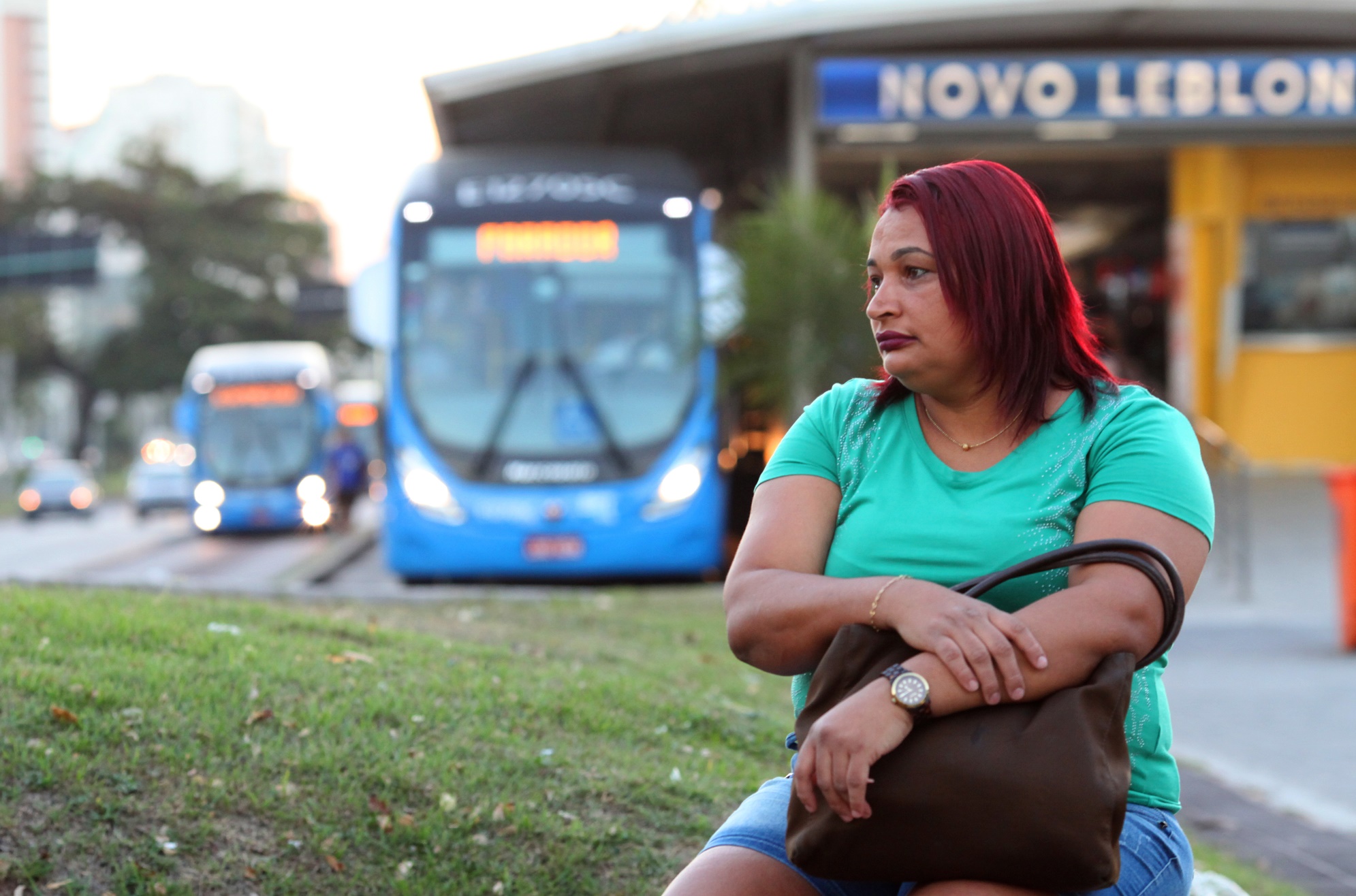 Sheila Cristina da Conceição ao final da sua viagem diária de Guaratiba, onde mora, até o seu trabalho, na Barra da Tijuca