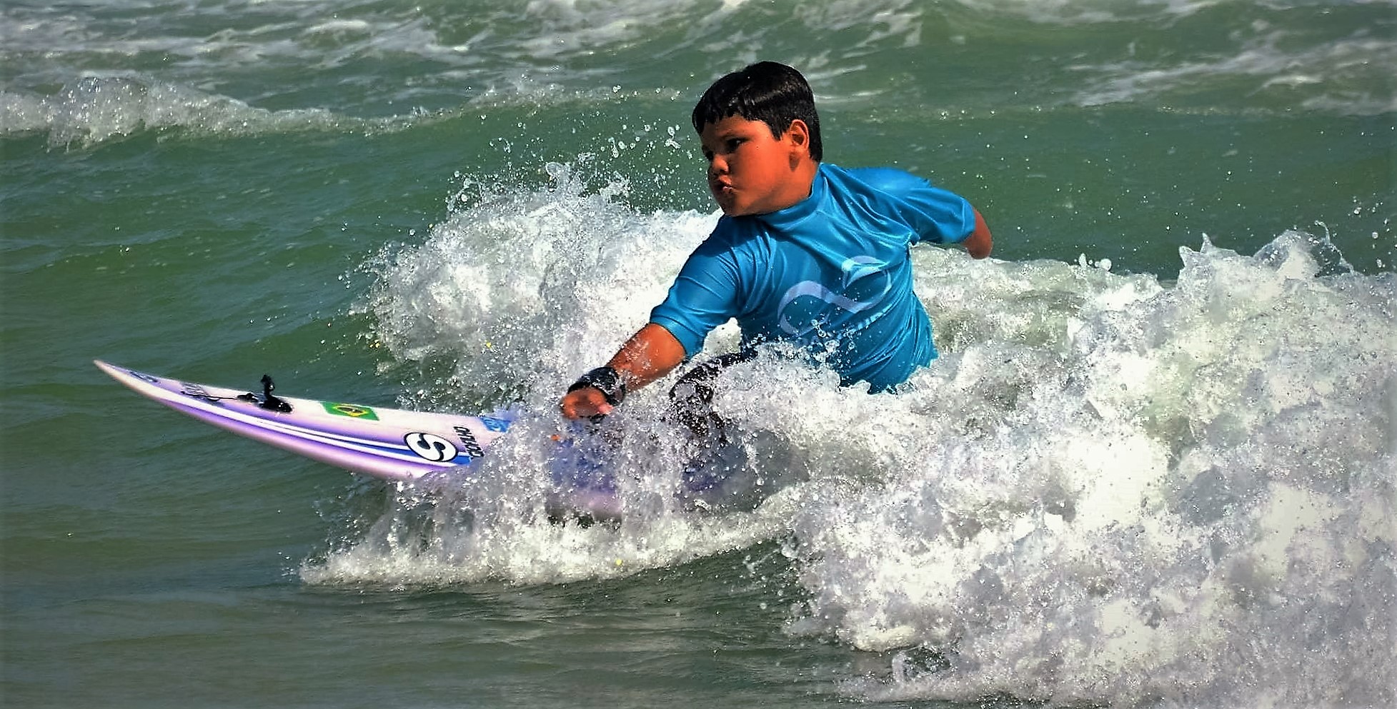 Divulgação Davi Teixeira, o Davizinho, numa aula do Adaptsurf: vice-campeão mundial (Foto: divulgação)