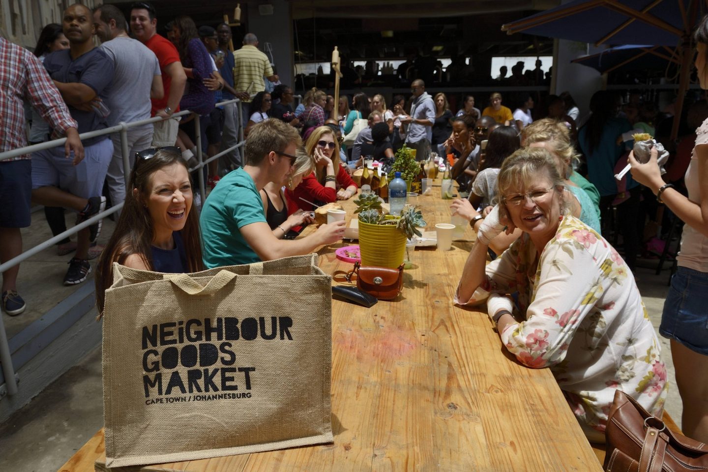 Os personagens principais das mesas comunitárias costumam ser os mesmos em todas as partes do mundo. Foto de RIEGER Bertrand / hemis.fr / Hemis