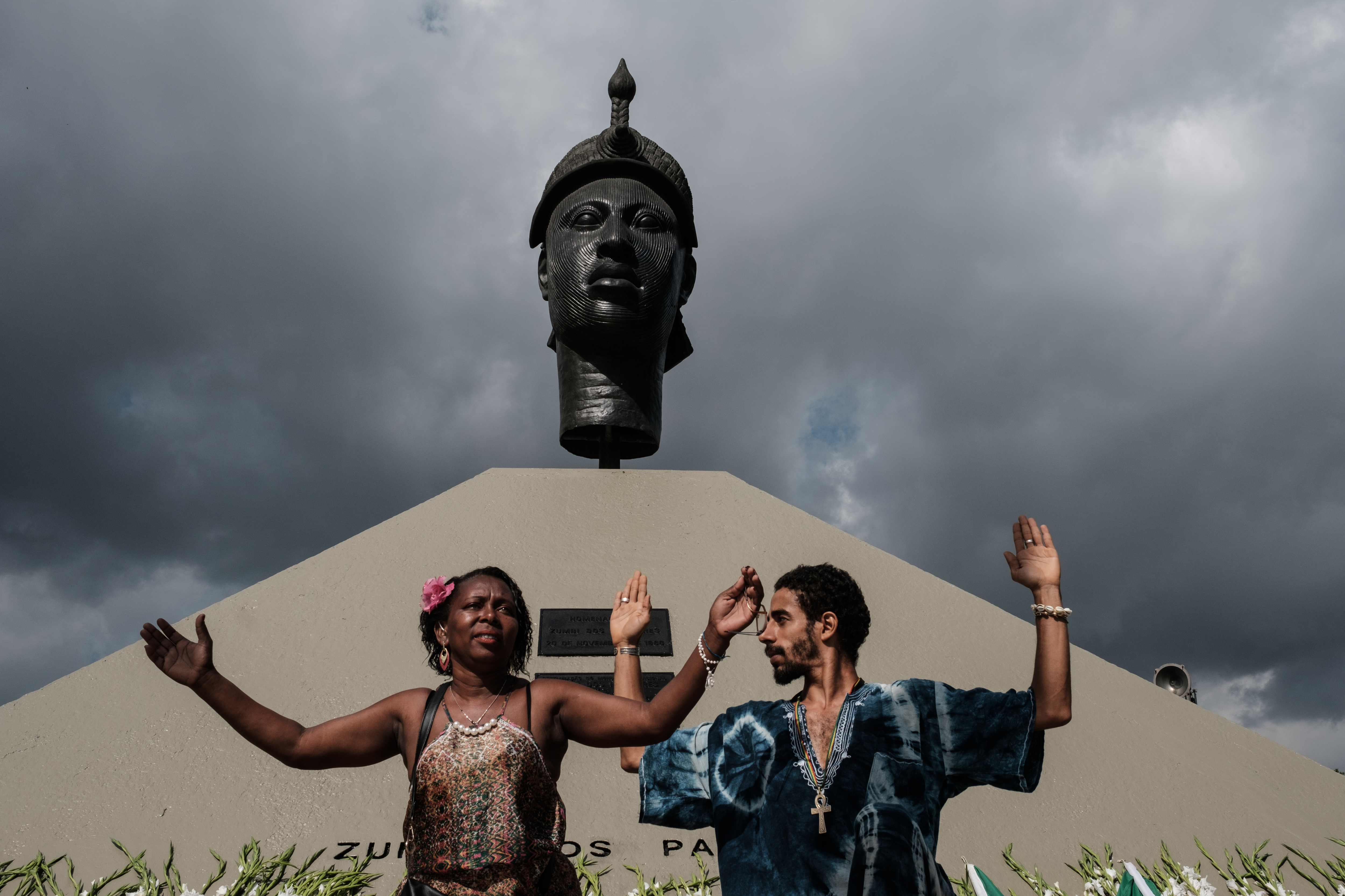 Homenagem ao Dia da Consciência Negra em frente ao monumento de Zumbi dos Palmares, no Rio de Janeiro (AFP / Yasuvoshi Chiba)
