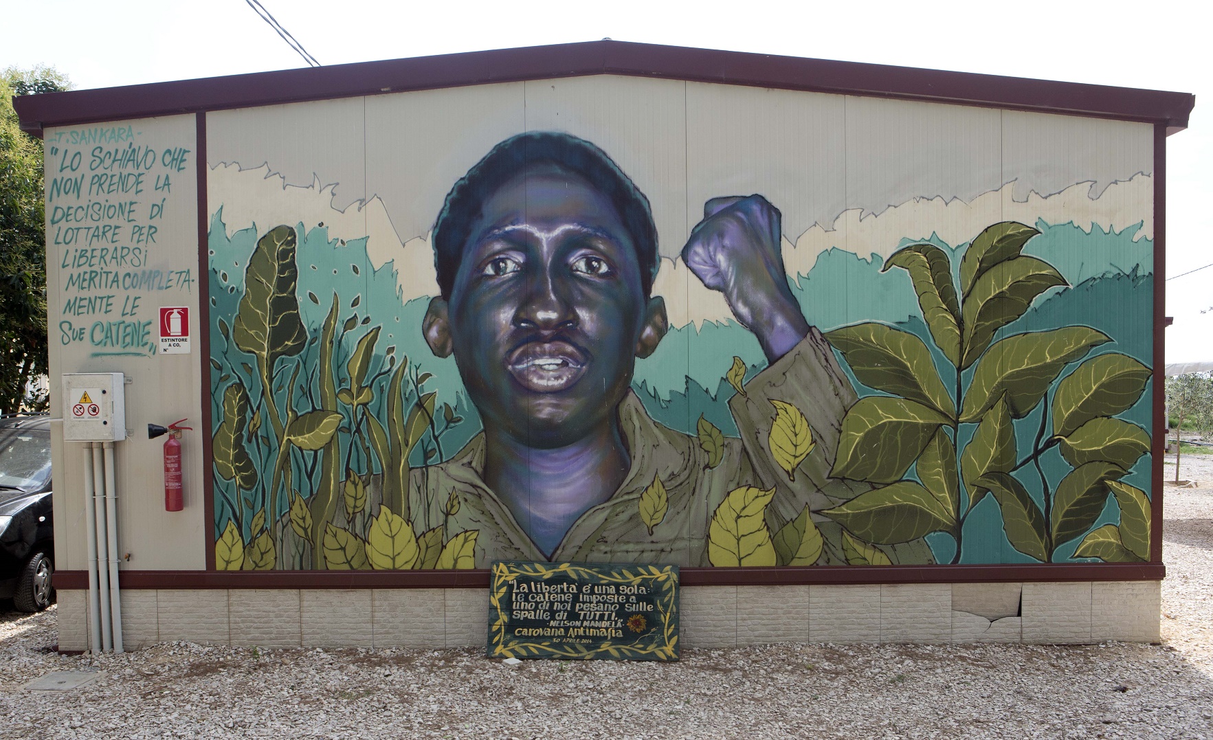 O mural com o rosto de Thomas Sankara, revolucionário africano, em frente à sede da associação Ghetto Out. Foto de Riccardo De Luca