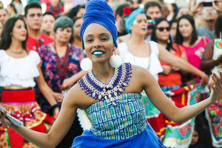 Na Praça da Harmonia, no Santo Cristo, a dançarina Ana Catão promove, mensalmente, o seu Tambor de Cumba. Foto Divulgação