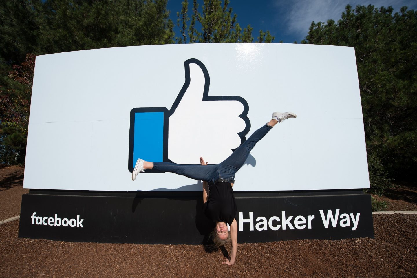 Tem gente que faz qualquer coisa para conseguir um like no Facebook. Foto Josh Edelson/AFP
