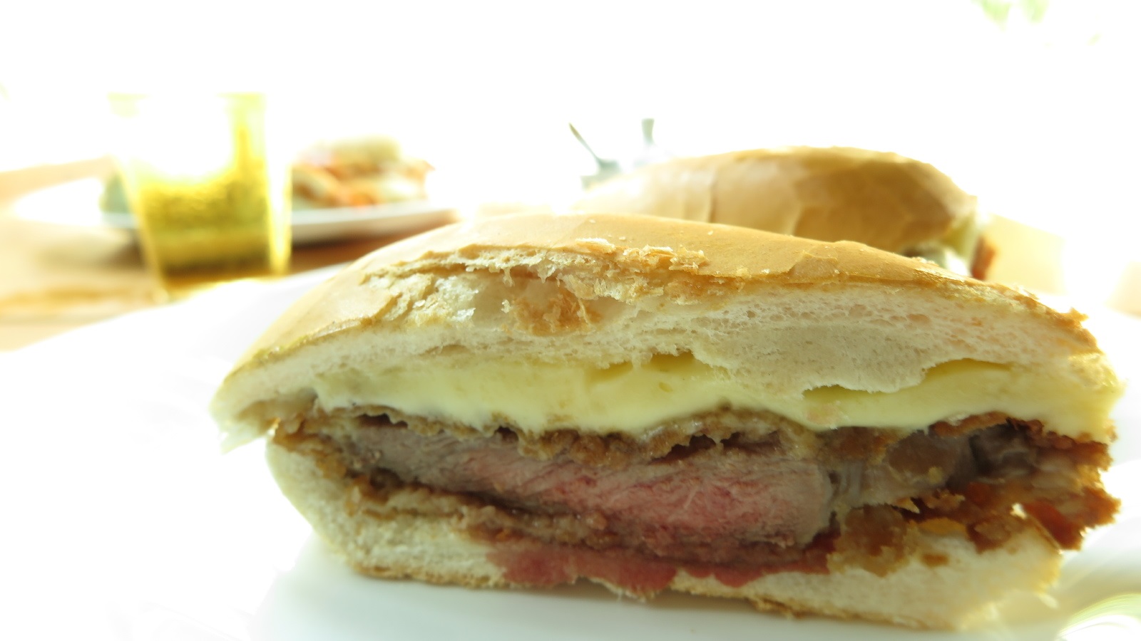 O tradicional sanduíche de milanesa com queijo do Bar Madrid. Foto Berg Silva