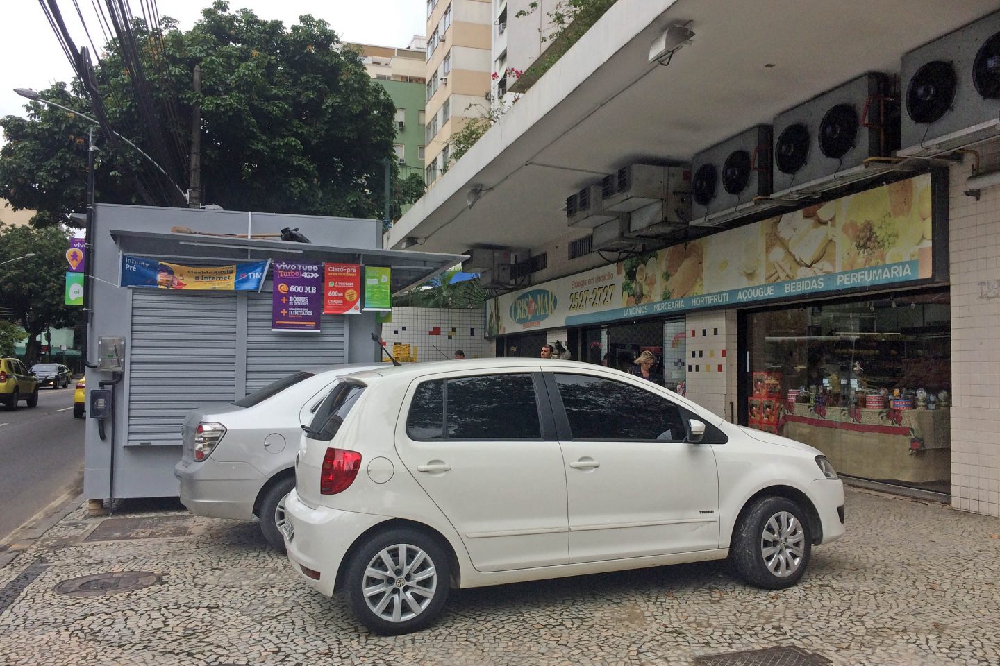 Na porta do simpático Crismar, o epicentro do conflito. Foto Leo Aversa