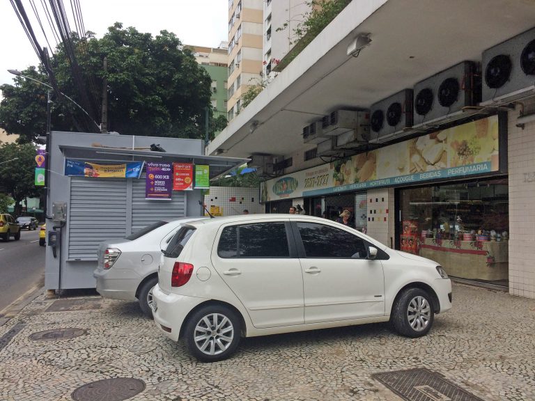 Na porta do simpático Crismar, o epicentro do conflito. Foto Leo Aversa