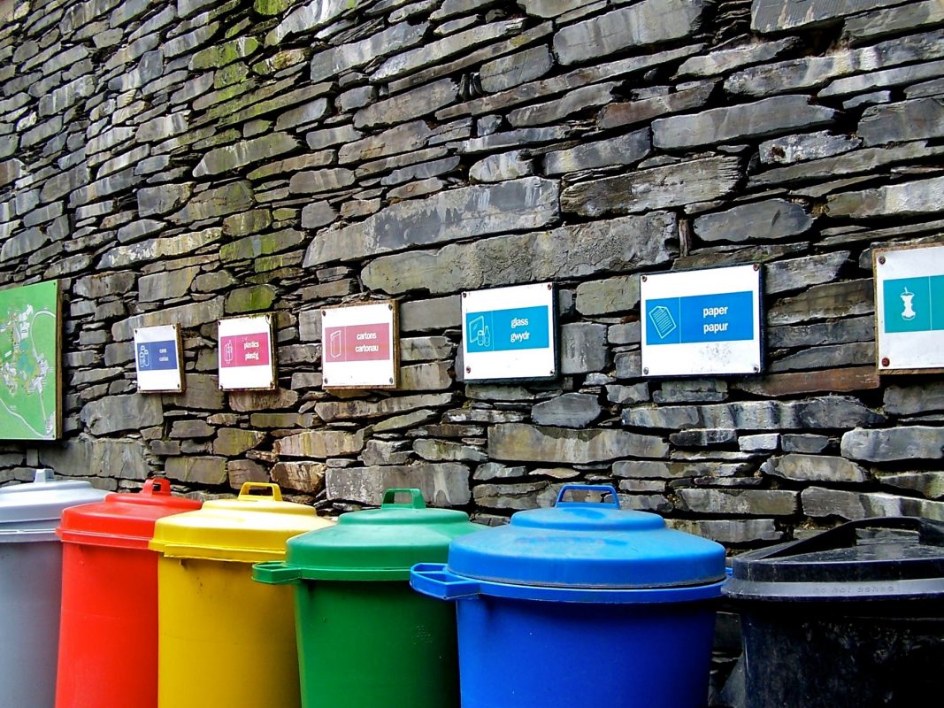 A ideia de reciclar com a intenção apenas de descartar adequadamente após o uso soa tão antiquado quanto anotar o número do fax no cartão de visitas