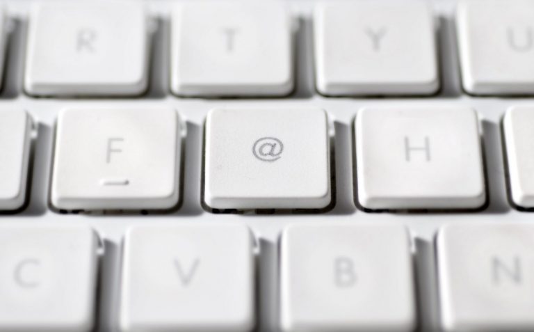 O símbolo de 'arroba' que tomou conta de teclados para facilitar o uso do e-mail (Ilustração: Neville Mountford-Hoare / AltoPress / PhotoAlto)