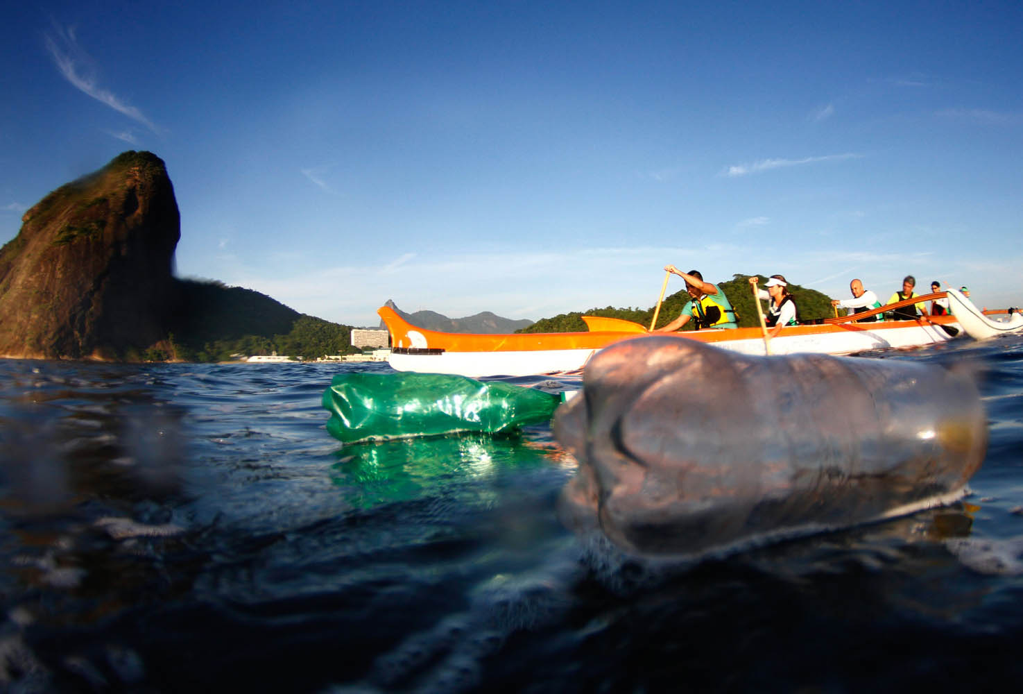 Foto de Marcelo Piu Remadores na praia da Urca em meio ao lixo característico na região. Foto de Marcelo Piu