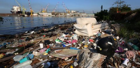 Baía de Guanabara: lixo acumulado na praia do Catalão, próximo ao Parque Tecnológico do Fundão. Foto de Custódio Coimbra