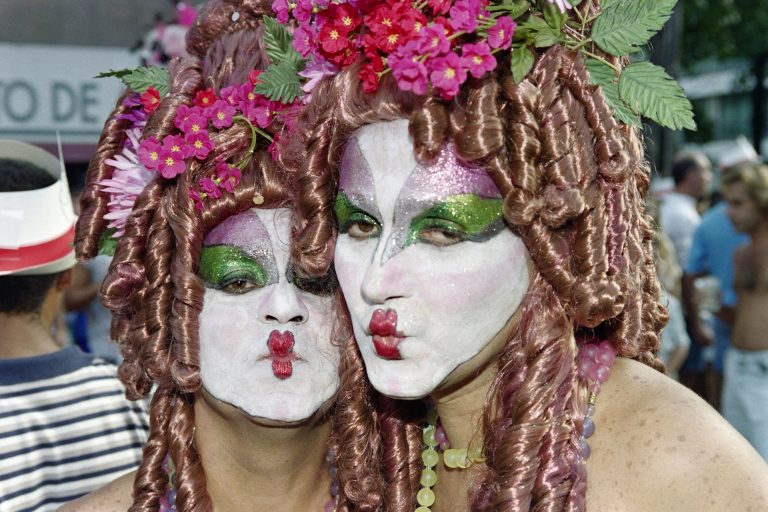 Dois foliões se divertem nas ruas do Rio. Foto de Antonio Scorza