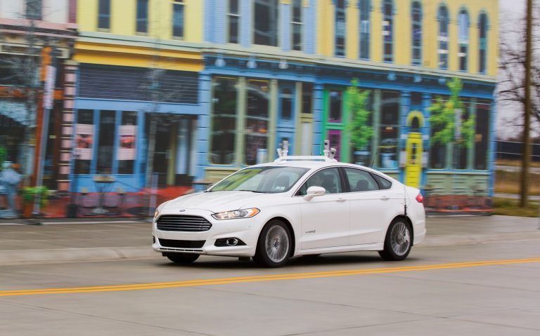Teste do Ford Fusion Híbrido no campus da Universidade de Michigan, nos Estados Unidos. Foto Divulgação