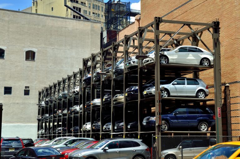 Todo o condomínio que se preza tem as suas vagas complicadas de garagem. Foto PLANCHARD Eric /Hemis