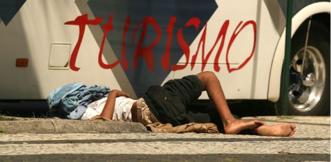 Dos mais de 500 menores que passam as noites nas ruas, cerca de 250 são crianças de até 11 anos, e 260 são adolescentes. Foto de Custódio Coimbra