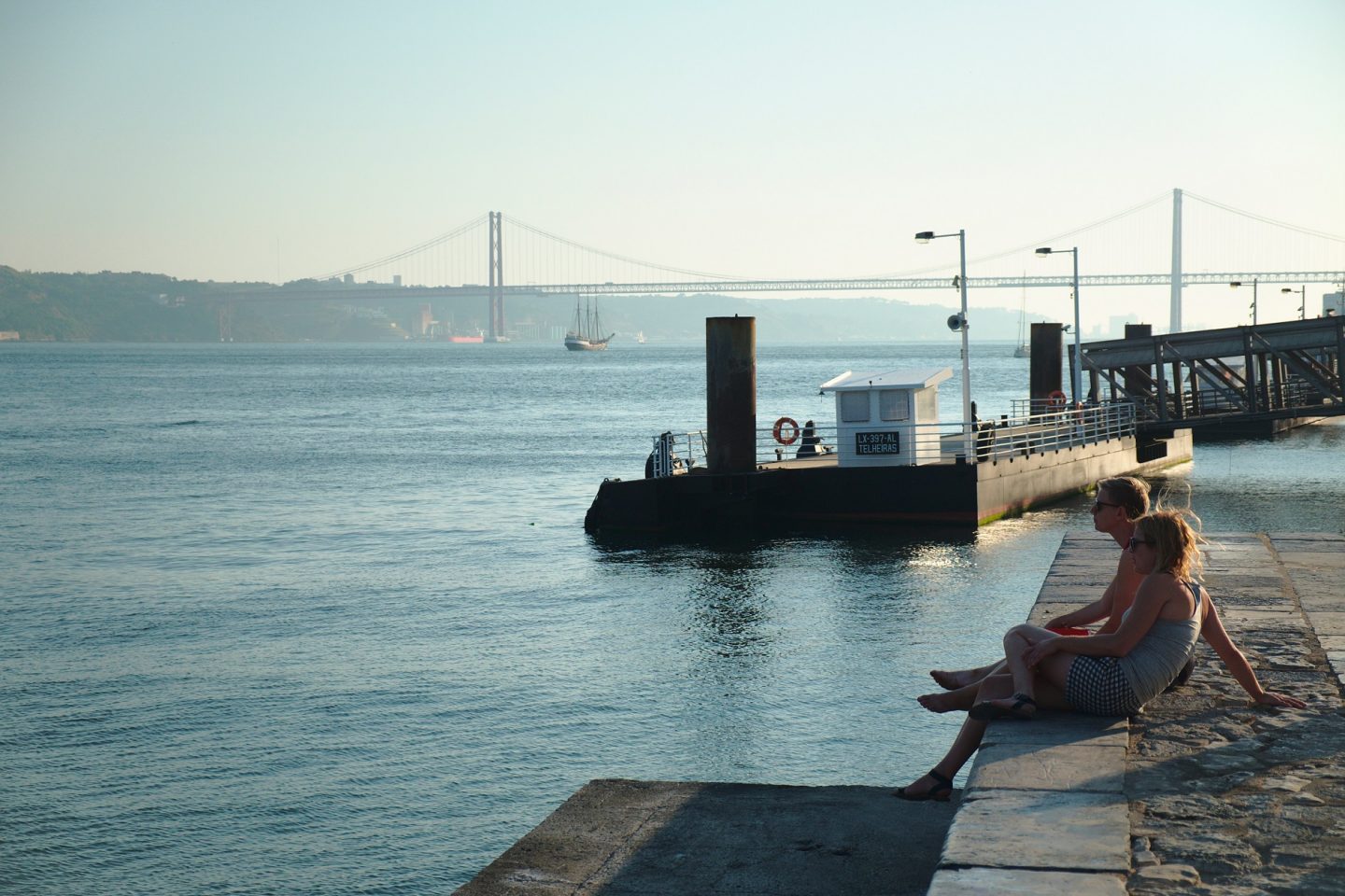 Turistas apreciam a paisagem ás margens do Tejo. Ao fundo a ponte 25 de abril. Foto de João Almeida/DPA