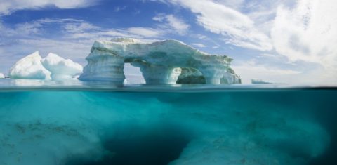 Tempo e clima: iceberg derretendo na Ilha Harbour, no Canadá (Biosphoto / Paul Souders)