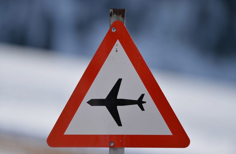 Sinal indicativo de tráfego de aviões, do chuveiro às maxi goiabinhas. Foto Frank May/DPA