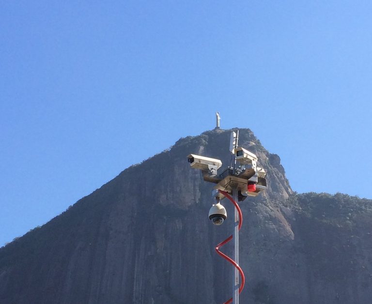 Se não se importam em avançar o sinal na frente do pardal e pagar trezentos reais de multa, não vai ser uma câmera solitária e autista que vai meter medo. Foto Leo Aversa