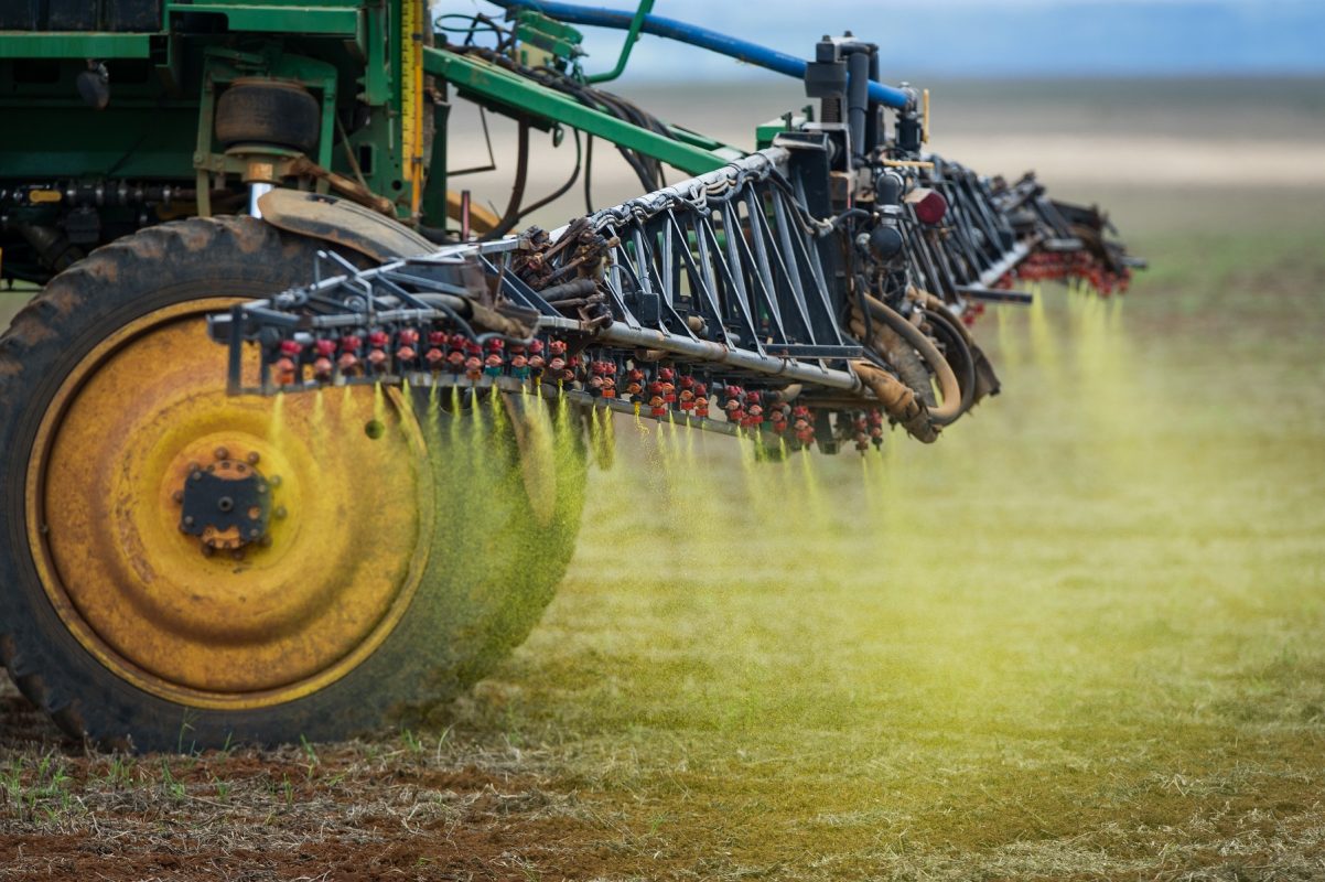 Aplicação de herbicida numa plantação de soja no Cerrado. Foto de Yasuyoshi Chiba/AFP