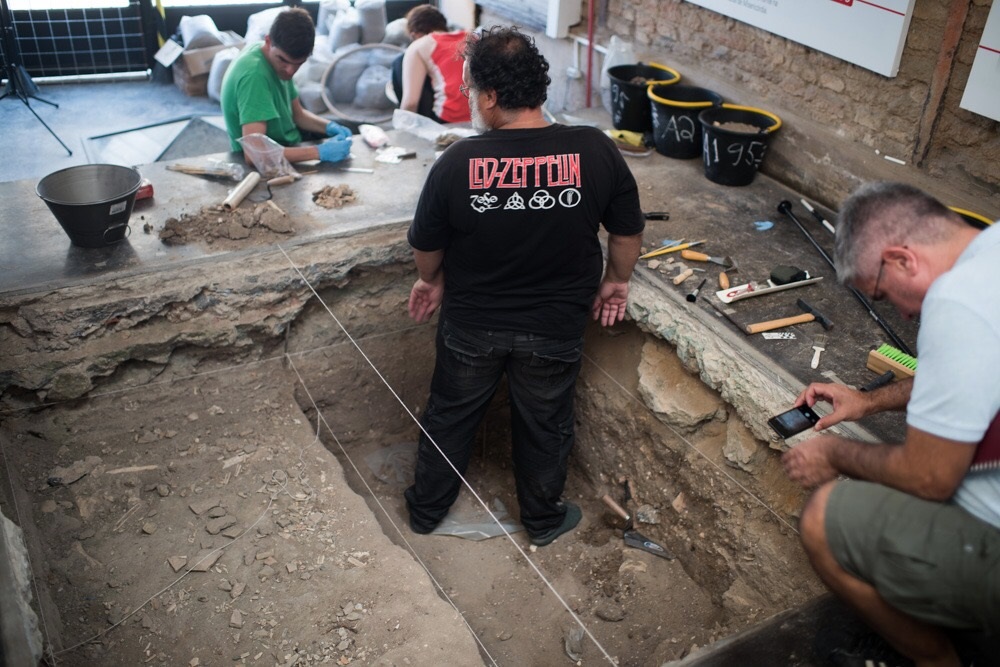 Debaixo de uma área de 4 mil metros quadrados,, estima-se a existência de ossadas de ao menos 15 mil escravos. Foto Alex Ferro