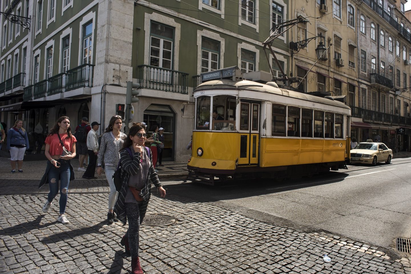 Portugal: o tradicional bonde circulando pelo centro histórico de Lisboa. Foto Joaquin Gomez Sestre/NurPhoto