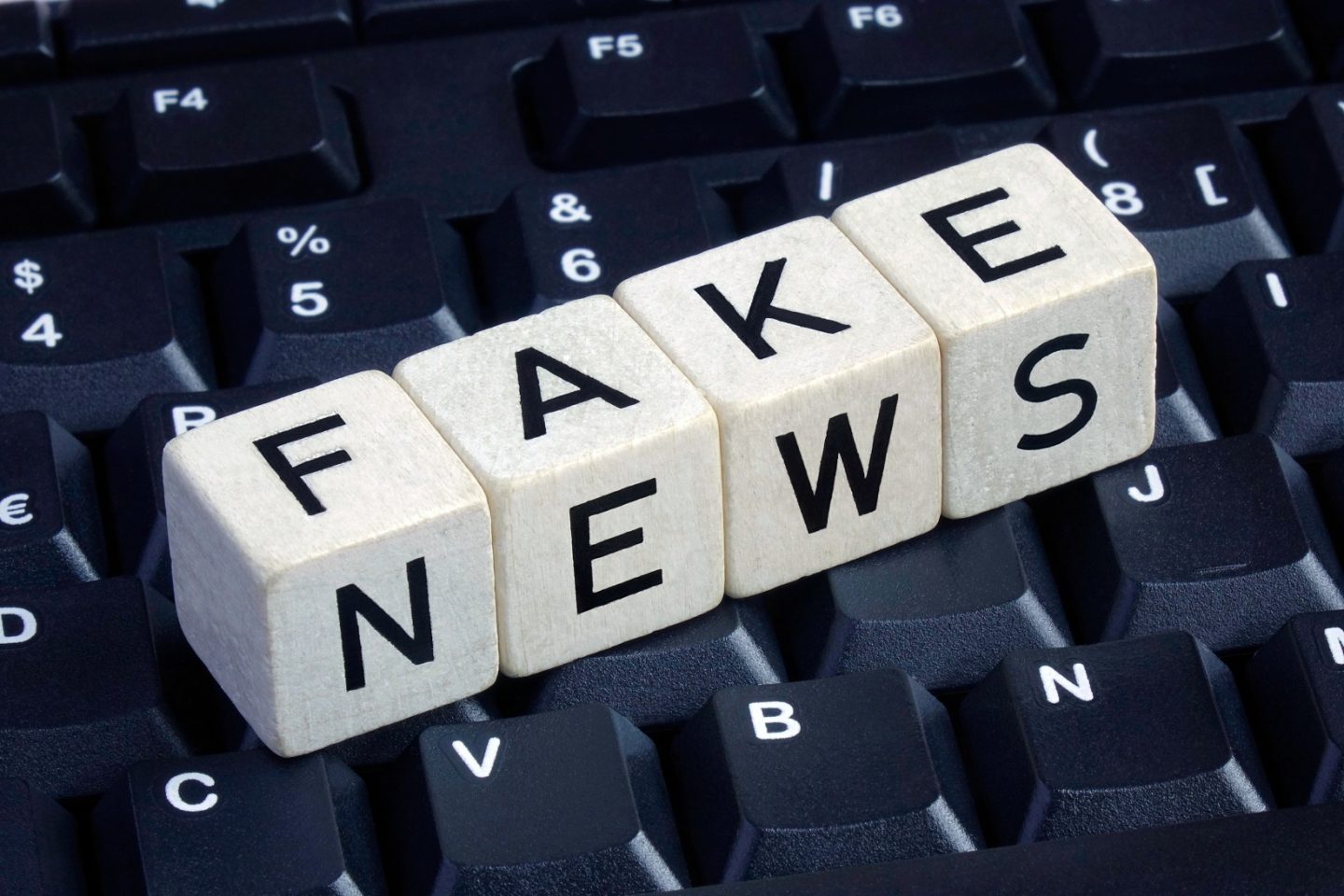 Fake news: as colunas proliferam no mar de preguiça do leitor para ler e interpretar as notícias. Foto Sascha Steinach /DPA