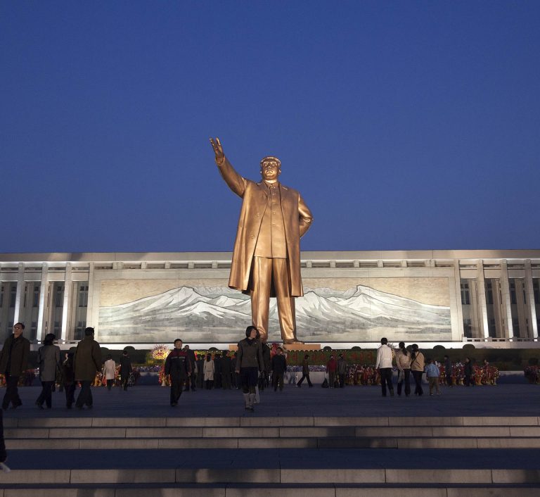 Assim como em Pyongyang, capital da Coreia do Norte, as reverências no Facebook são a escolha mais prudente. Foto Leo Aversa