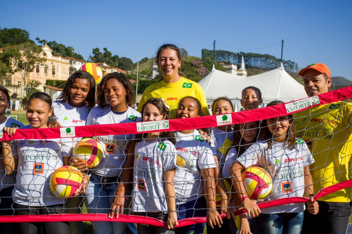 Ana Moser e alunos. Foto de Celia Santos