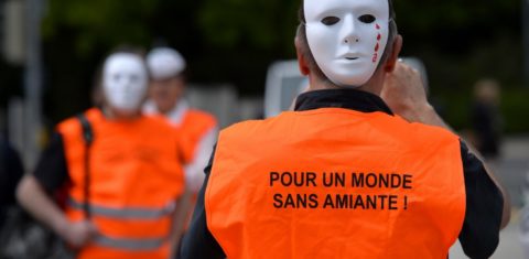 Manifestantes na Suíça pedem um mundo sem amianto. Foto Fabrice Coffrini/AFP