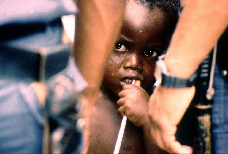 Cinco reais por dia, é quando o governo federal vem investindo nas nossas crianças e adolescentes. O equivalente a uma passagem de trem, só de ida. Foto Custódio Coimbra