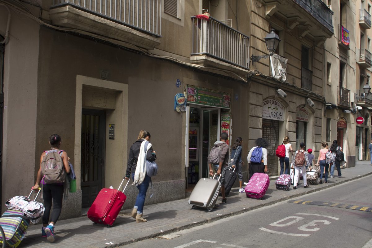 Barcelona começa a procurar formas de controlar o turismo, que gentrificou a cidade e desalojou moradores (Foto Jacques LOIC / Photononstop)