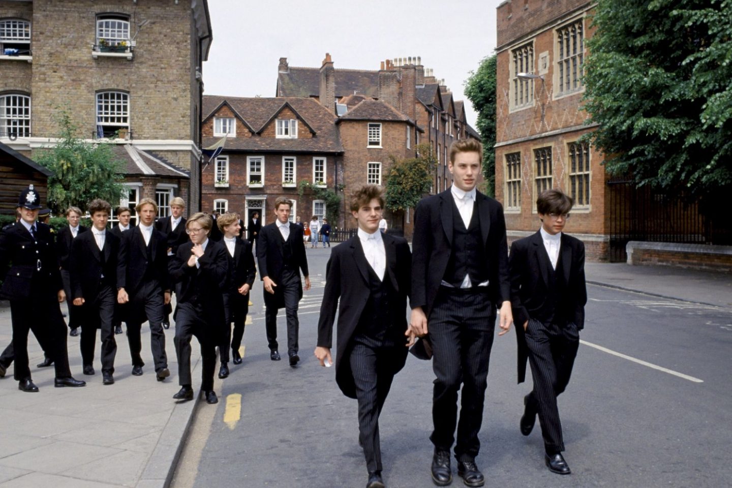 Os jovens e elegantes rapazes do Eton College no intervalo entre as aulas. Foto TIM GRAHAM / Robert Harding Heritage