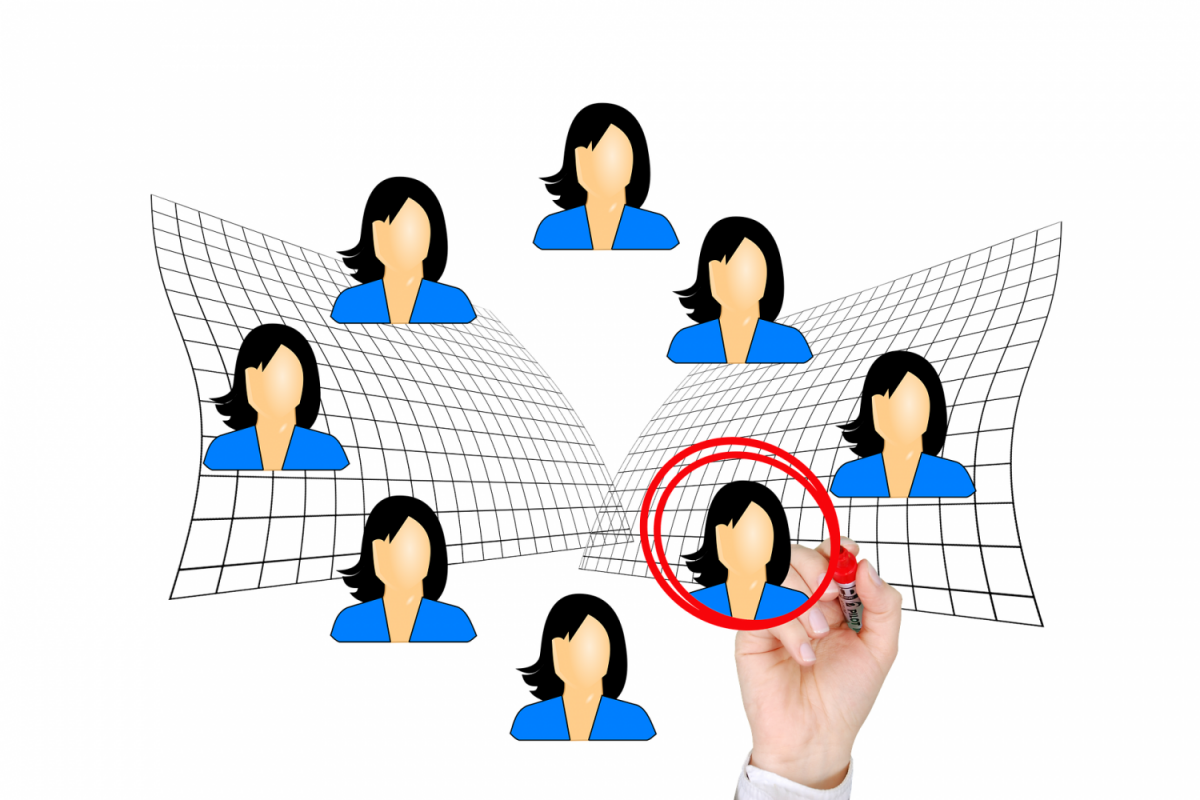 No século 21 da comunicação instantânea e das redes sociais, nós passamos a ser as figurinhas carimbadas. Foto Pixabay