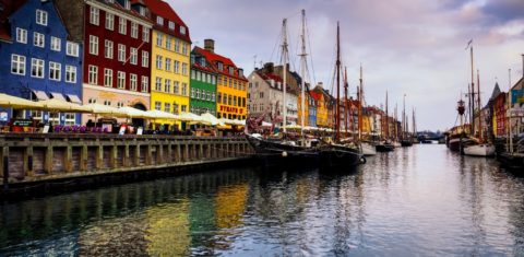 Os investimentos em mobilidade e redução das emissões de carbono fazem com que Copenhague seja uma presença constante nas listas de melhores cidades do mundo. Foto Jim Nix / Robert Harding Premium
