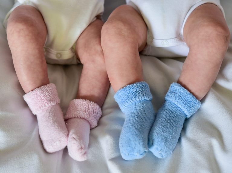 A construção social que faz meninas usarem rosa e meninos, azul (Foto: Patrick Pleul/dpa)