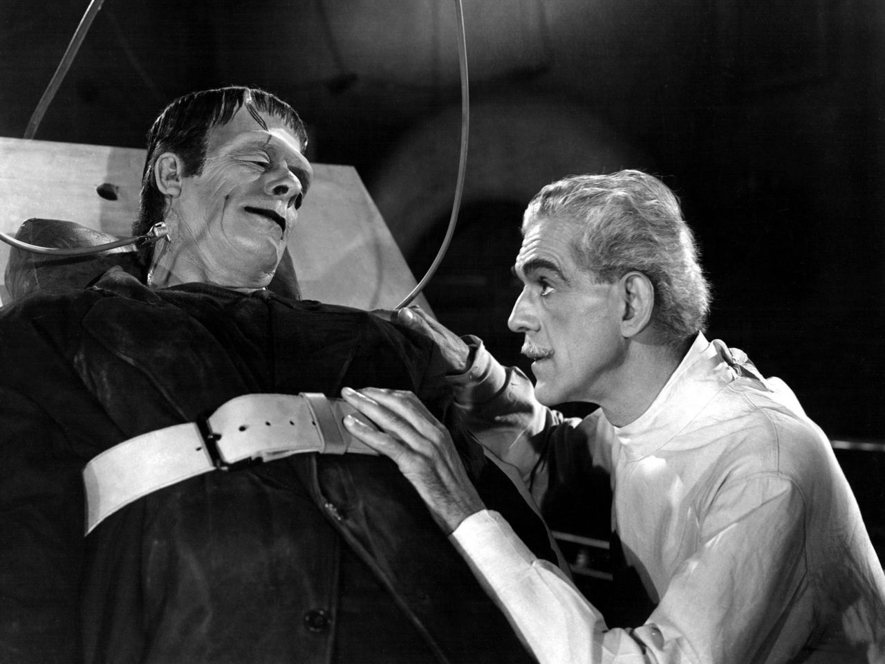 Victor Frankenstein e a sua famosa criação. Foto Hammer Flimes