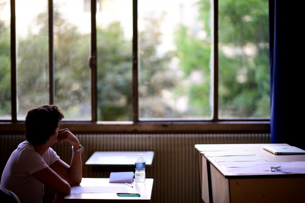 Uma das razões da evasão no 1º ano do ensino médio é o aluno ver uma janela de possibilidades fora da escola (Martin BUREAU/AFP)