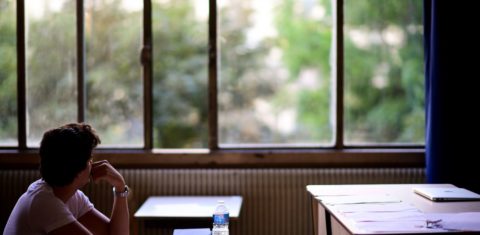 Uma das razões da evasão no 1º ano do ensino médio é o aluno ver uma janela de possibilidades fora da escola (Martin BUREAU/AFP)