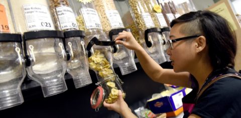 Comprar a granel e levar os próprios potes: lixo zero (Foto Caroline Seidel /dpa/AFP