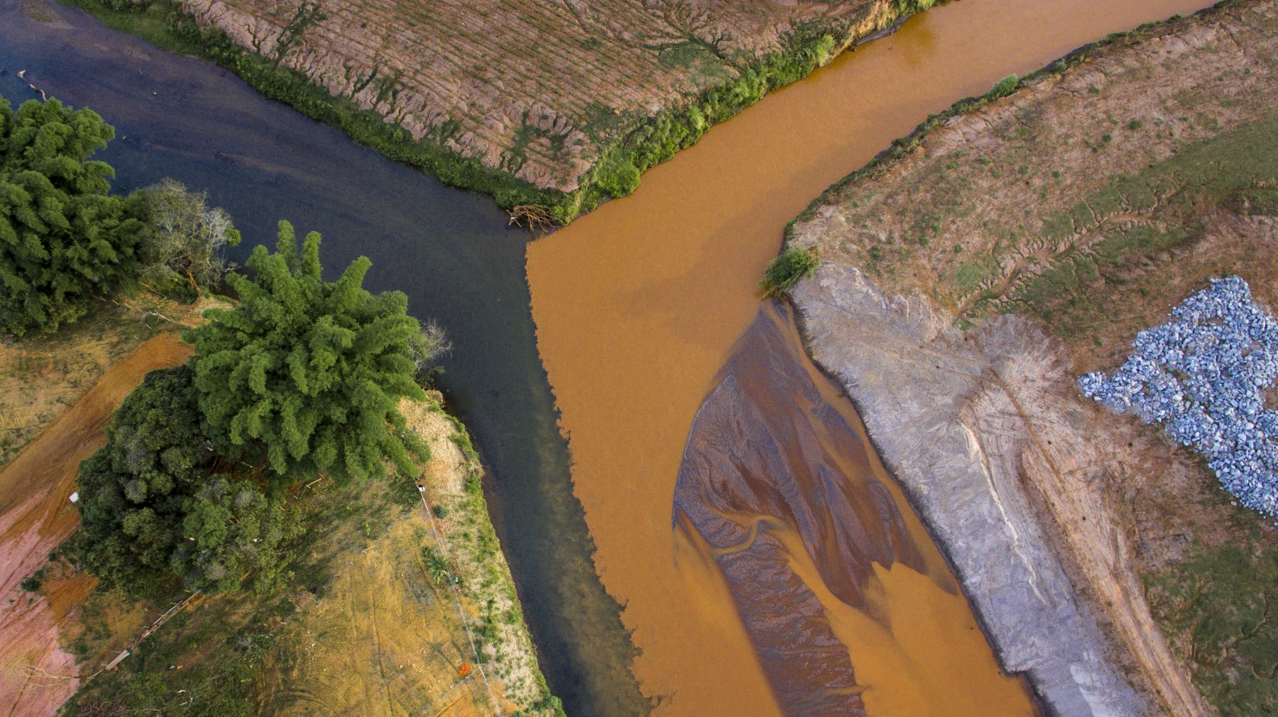 Foto de Gustavo Basso/ NurPhoto/ AFP Lama toxica no rio Gualaxo do Norte, que banha Barra Longa. Foto de Gustavo Basso/ NurPhoto/ AFP