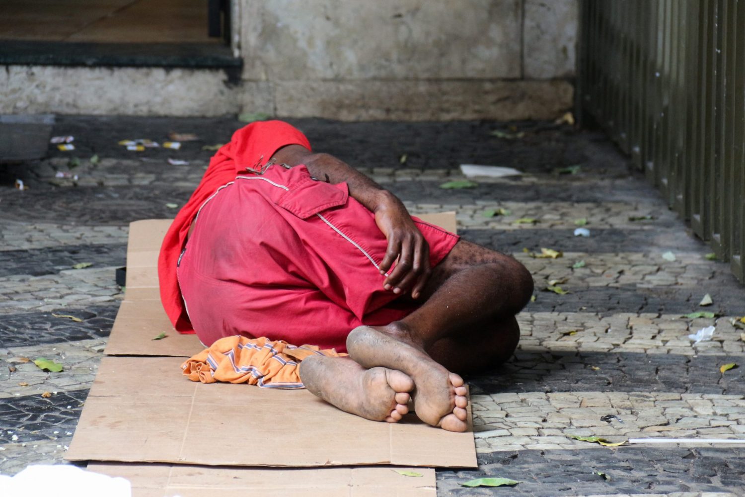 Foto de Luiz Souza Menor dormindo ao relento, no Rio de Janeiro. Foto de Luiz Souza/ NurPhoto/ AFP