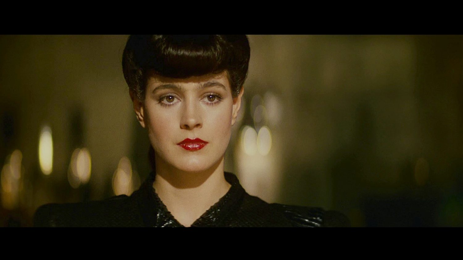 Rachel, a replicante perfeita, se apaixona por Deckard no "Blade Runner" original (Foto: divulgação)