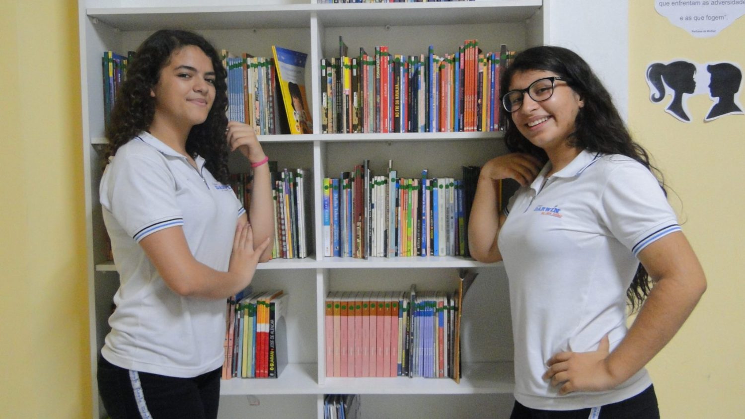 As amigas Laís e .... : acreditam na responsabilidade do aluno para alcançar o sucesso na escola (Foto Levi de Freitas)